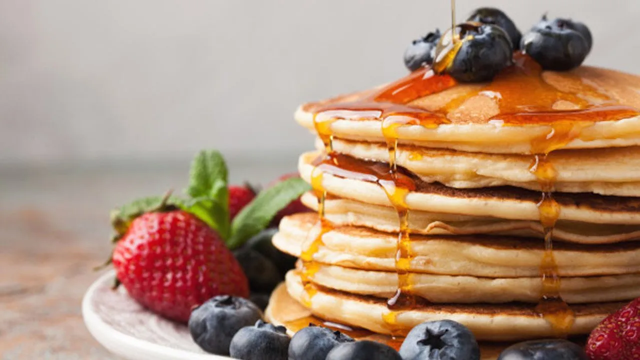 Pancakes de avena con miel de caña